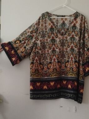 BloomChic Peach Floral Top with Yellow & Black Accents 28w